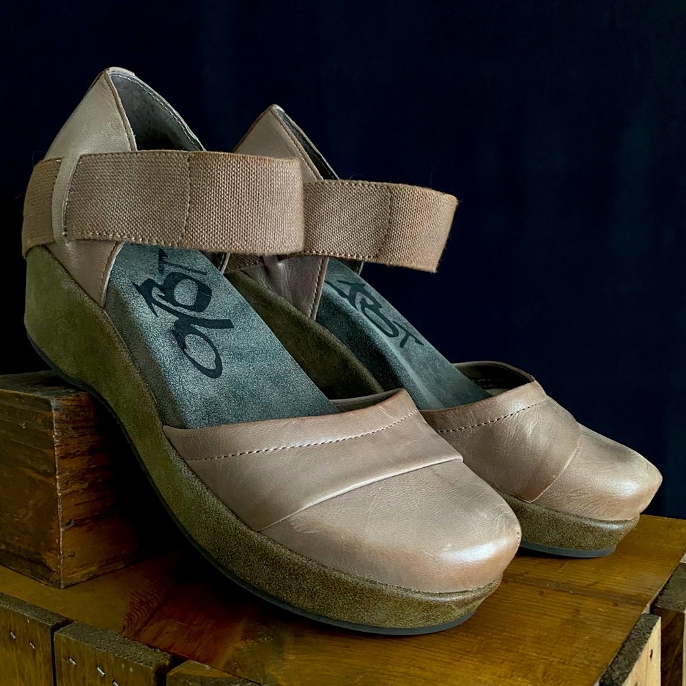 OTBT Leather Wedges in Taupe
